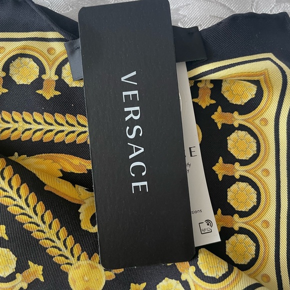 NEW with tag Authentic VERSACE BAROCCO LARGE SILK FOULARD SCARF - Picture 7 of 16